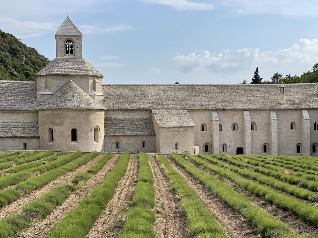 Das berühmte Kloster von Gordes mit Lavendelfeldern