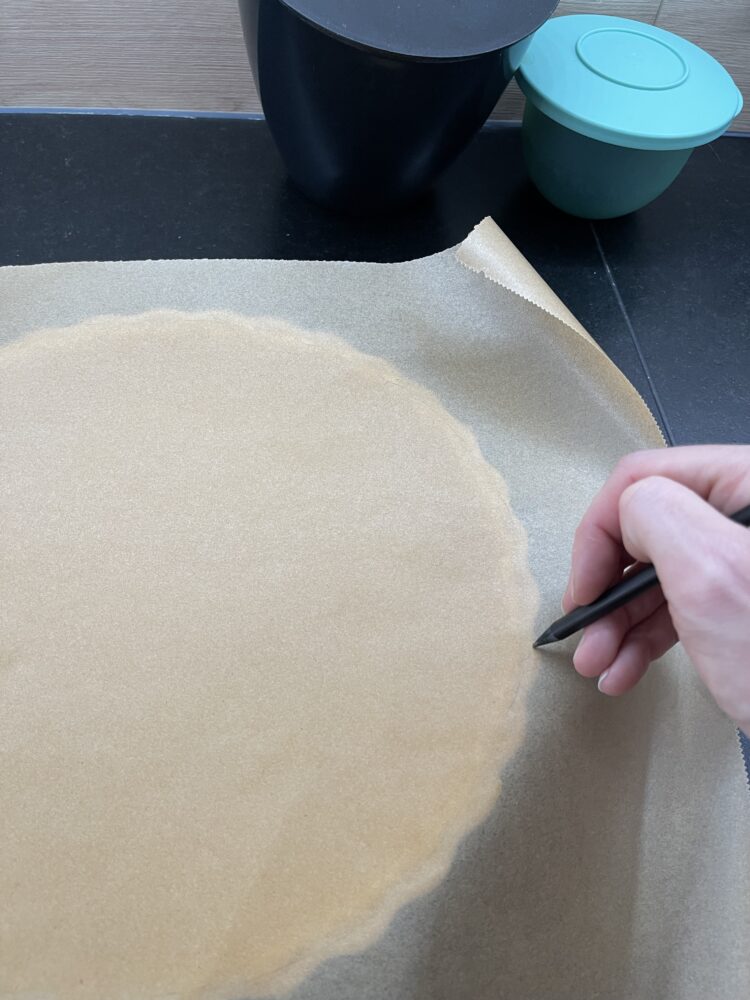 Vorbereitung zum Blindbacken einer Tarte: Backpapier wird zugeschnitten