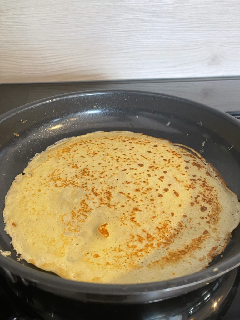 Glutenfreier Crêpe in der Pfanne