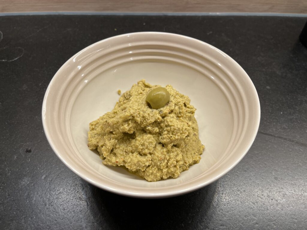 Grüne Tapenade in einer Schüssel