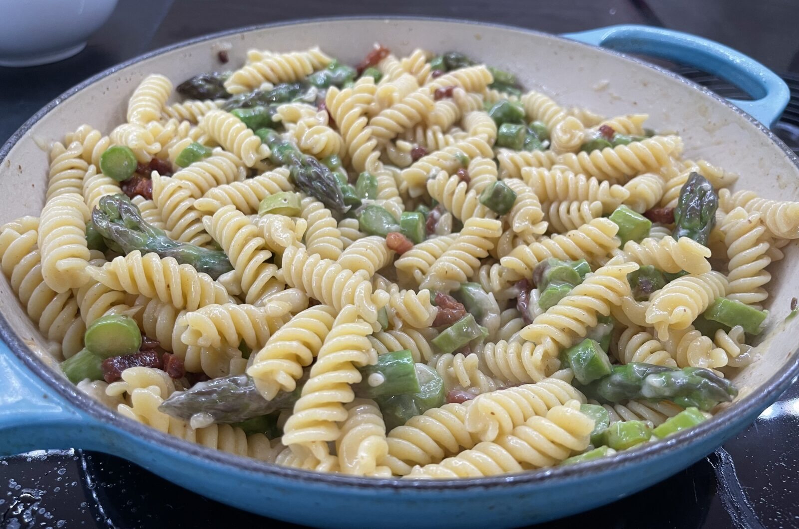 Glutenfreie Fussili mit Pancetta und grünem Spargel