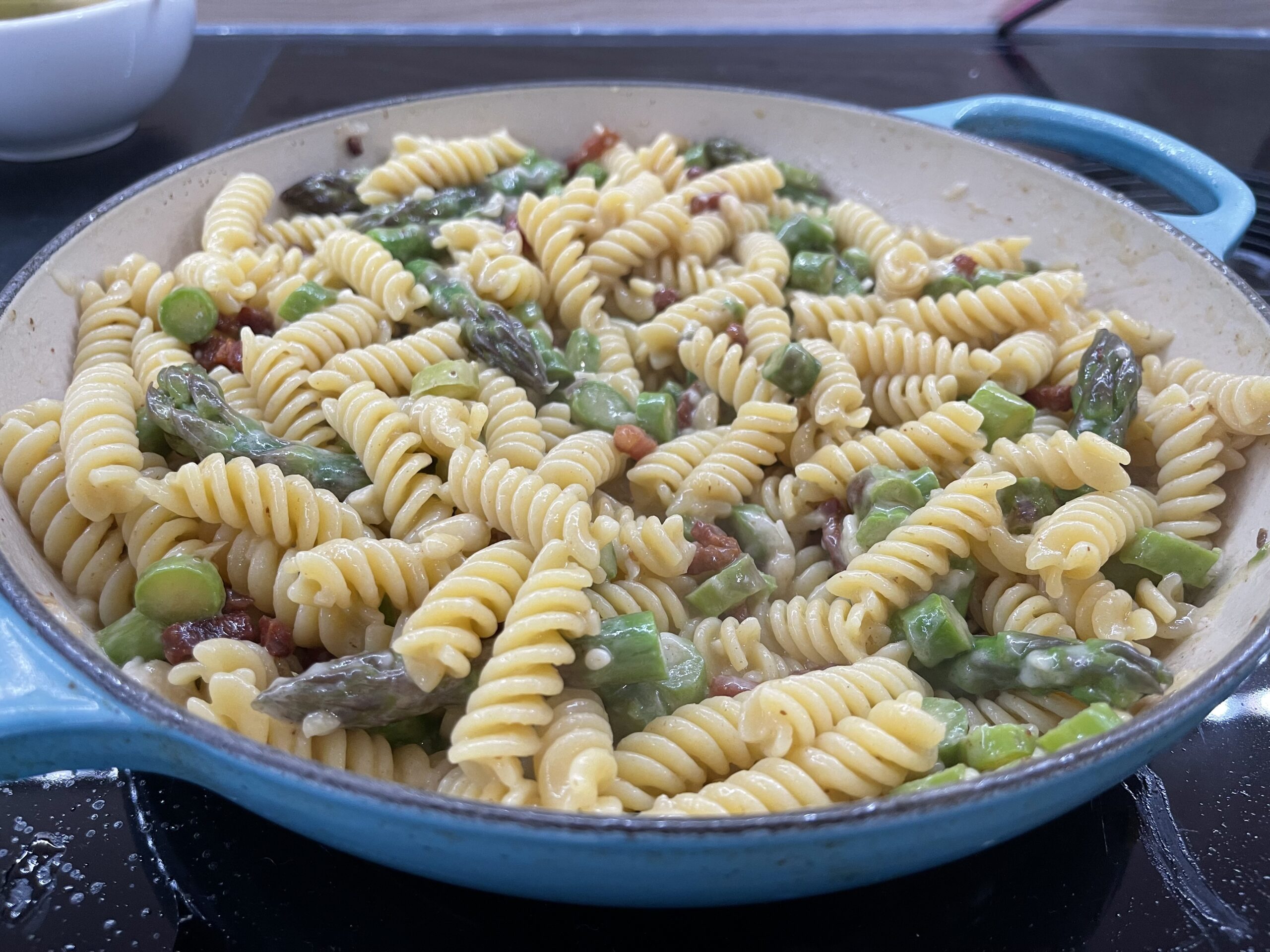 Glutenfreie Fussili mit Pancetta und grünem Spargel
