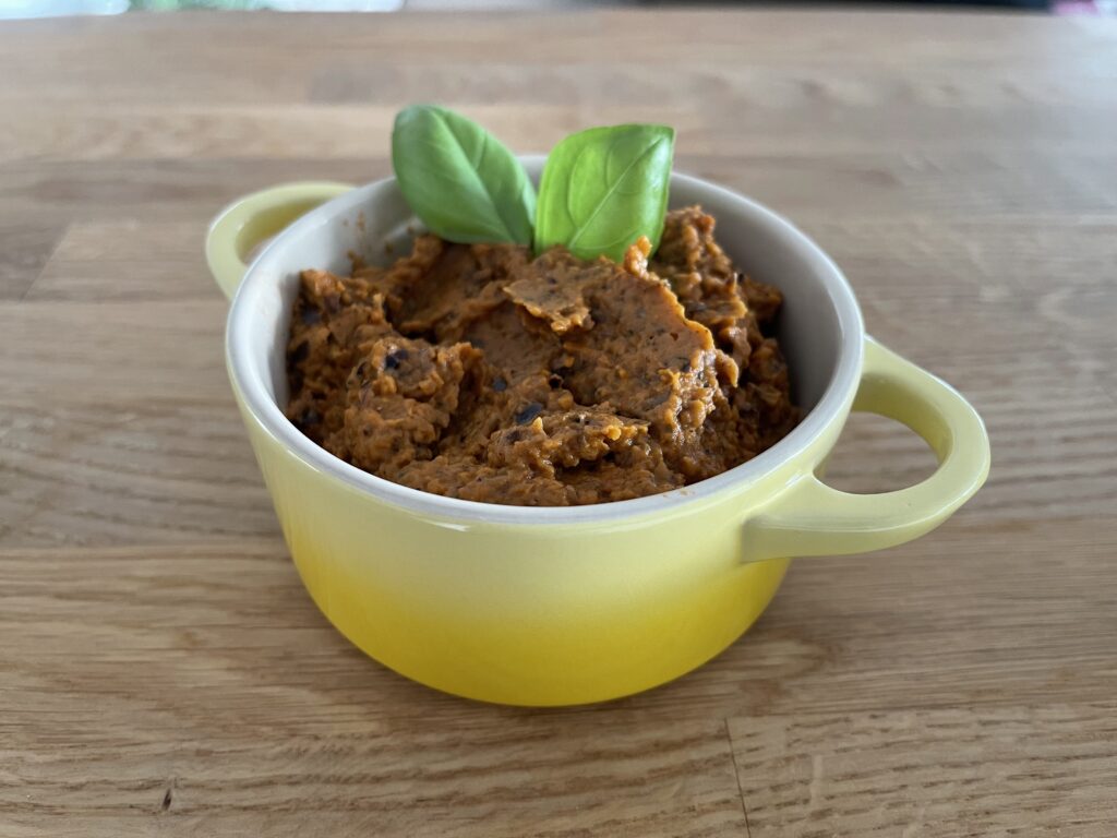 Auberginenpaste, angerichtet in kleinem Topf