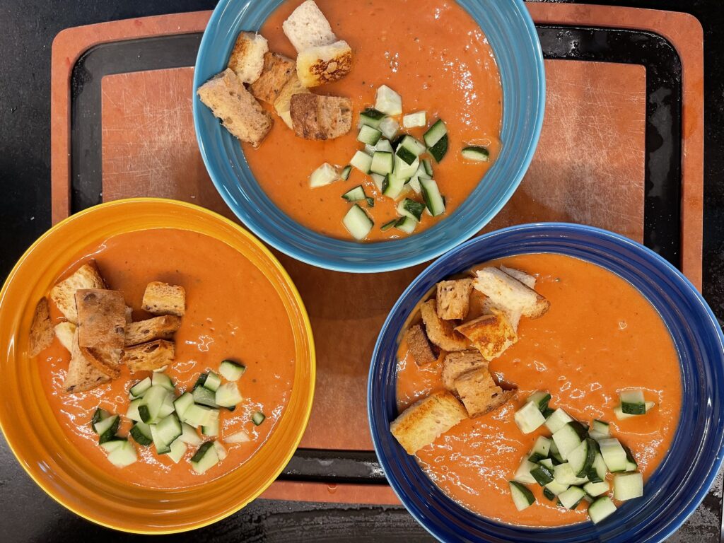 Gazpacho mit frischem Gemüse