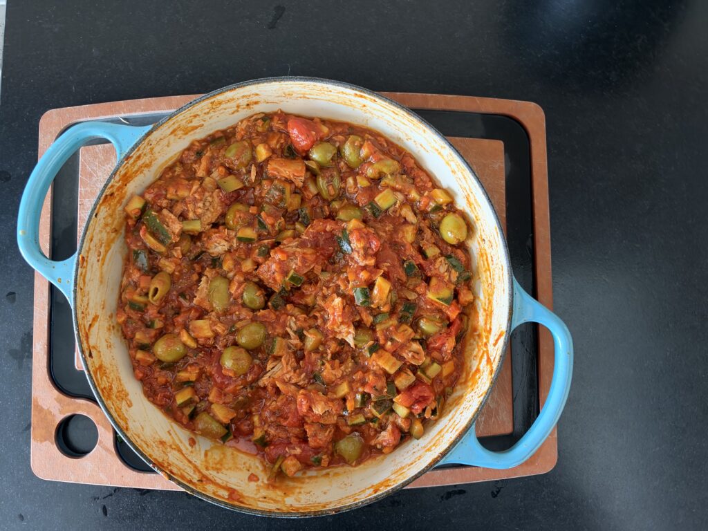 Fussili mit Sauce aus Zucchini, Tomaten und Thunfisch