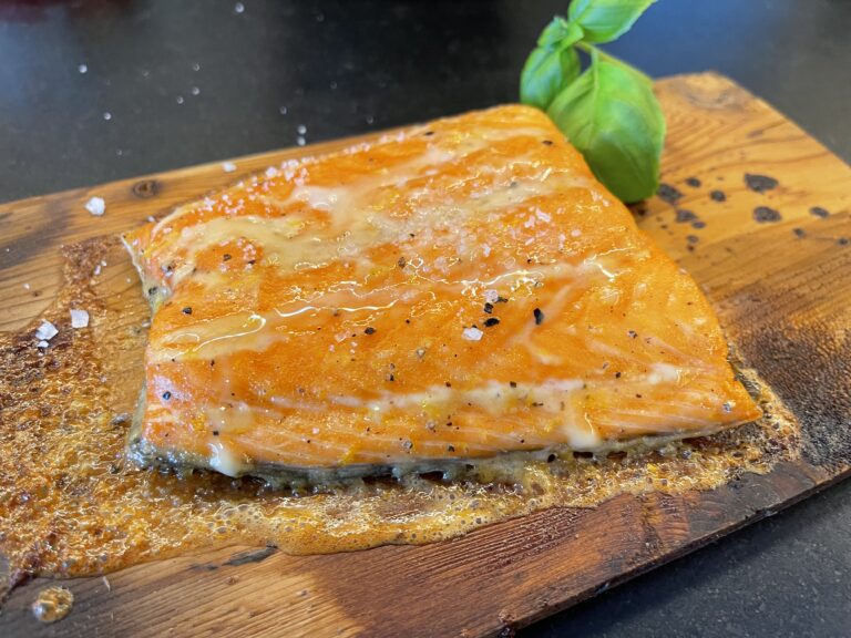 Lachs mit Whisky-Glaze auf Holzplanke