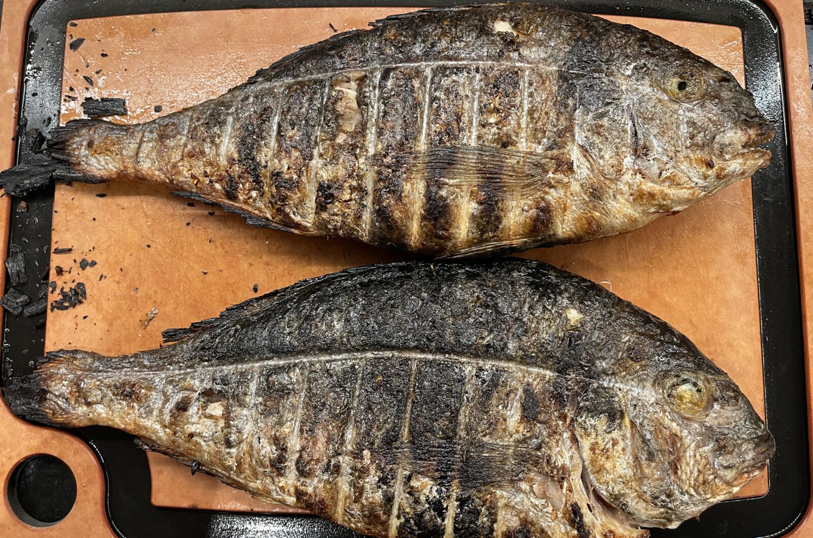 Gegrillte Sardinen & glutenfreies Broa de Milho