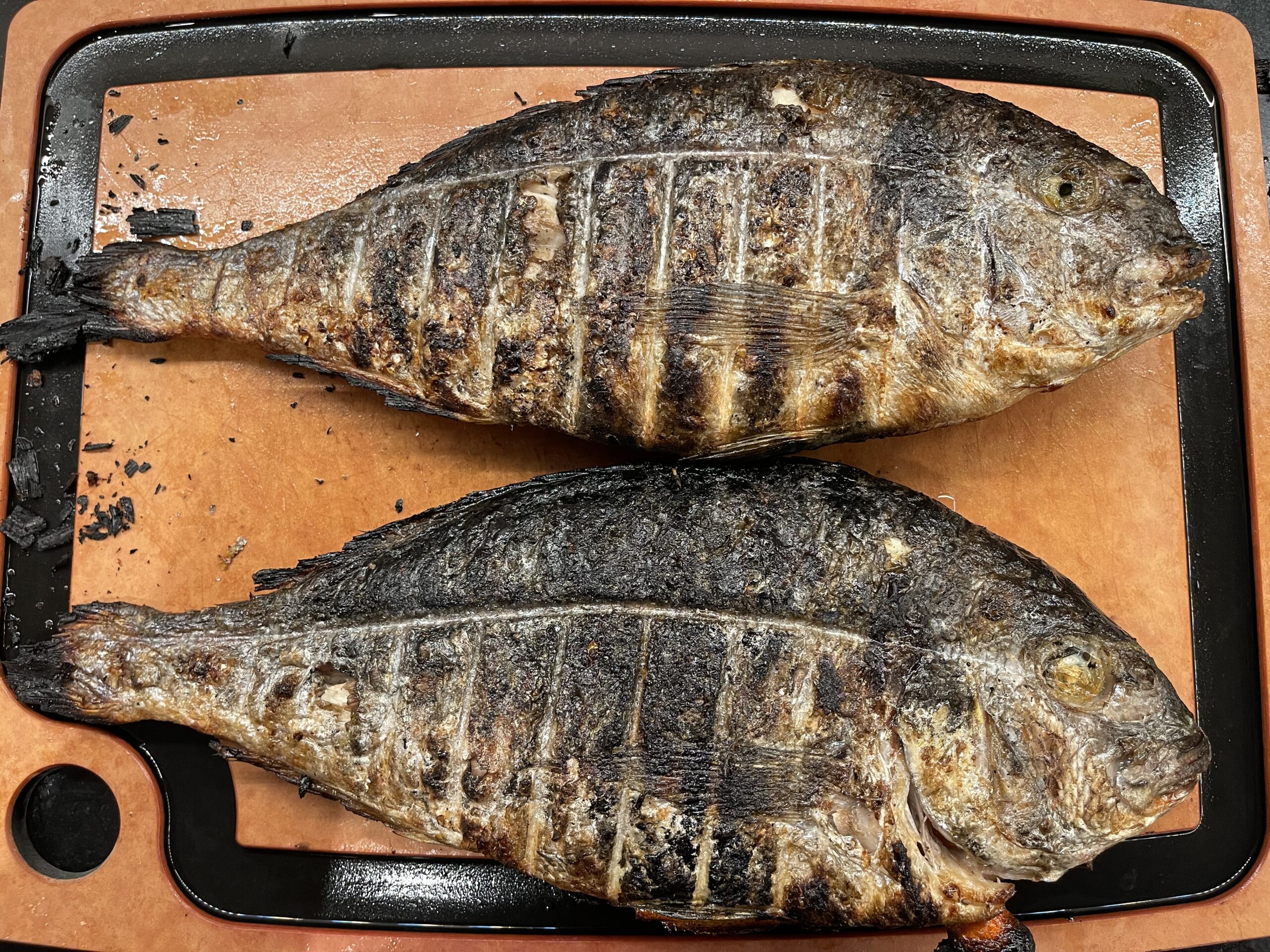 Gegrillte Sardinen mit Bolinhos de Bacalhau & glutenfreies Broa de Milho