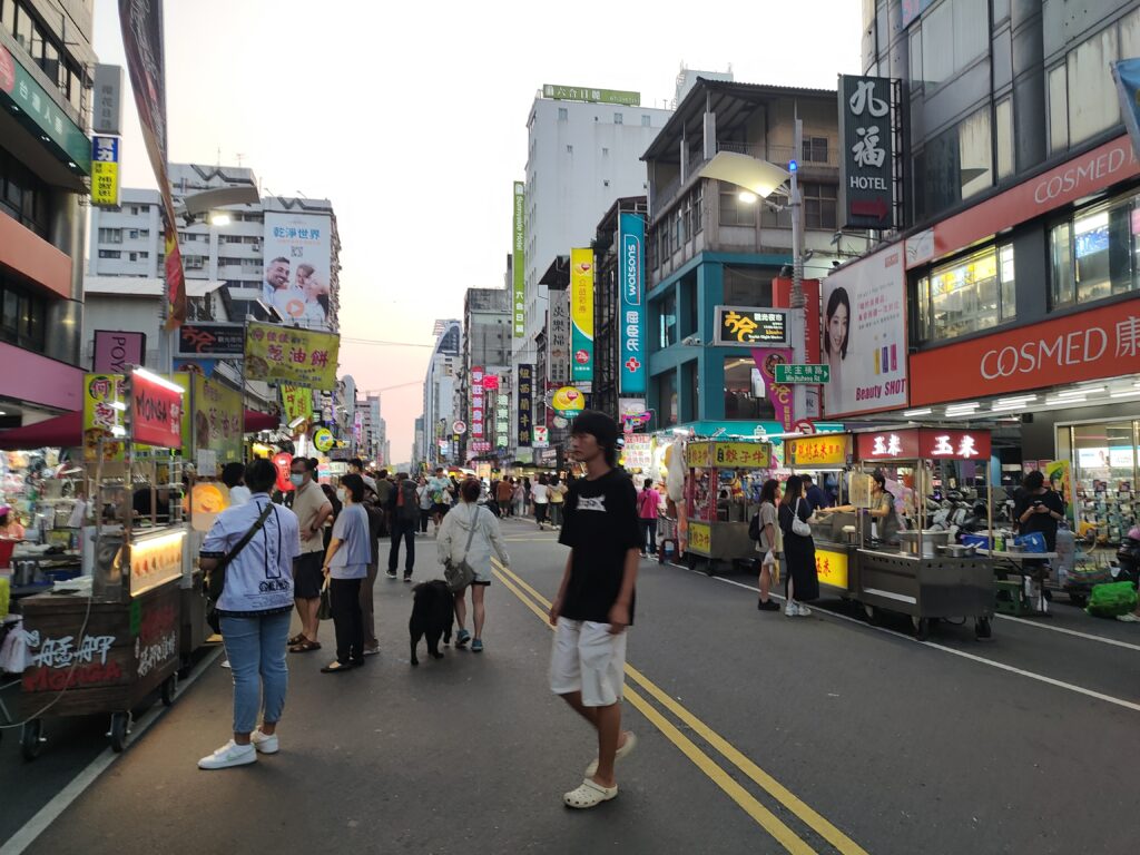 Dämmerung auf einem Streetfood Market in Taipeh