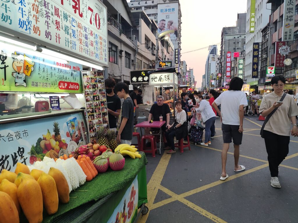 Dämmerung auf einem Streetfood Market in Taipeh
